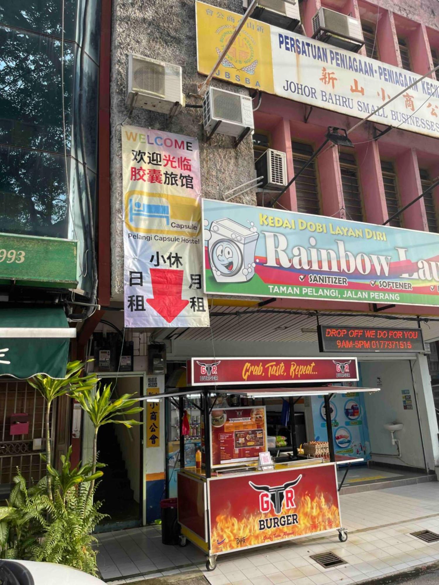 Pelangi Capsule Hostel Джохор Бахру Екстериор снимка